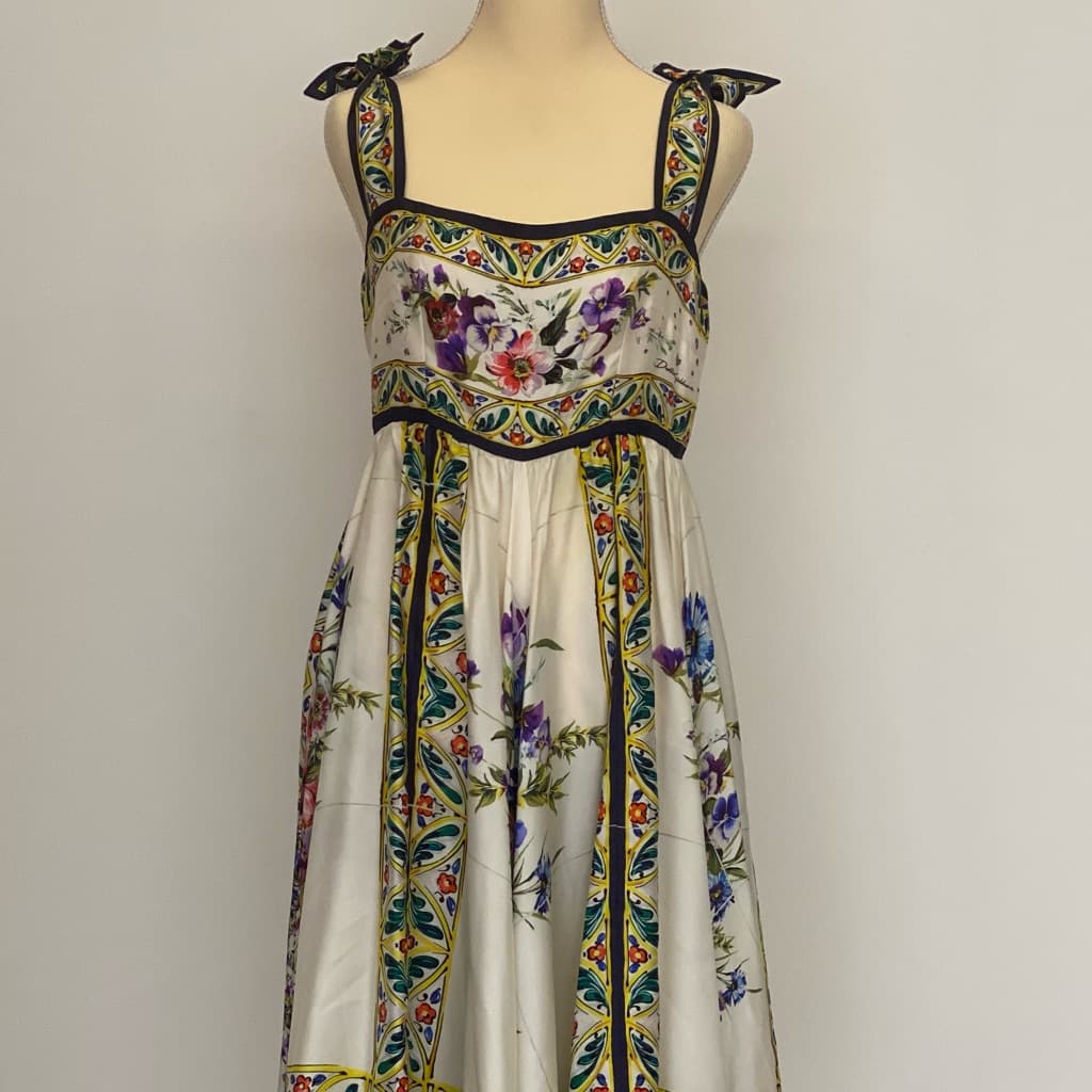 Famous scarf dress .