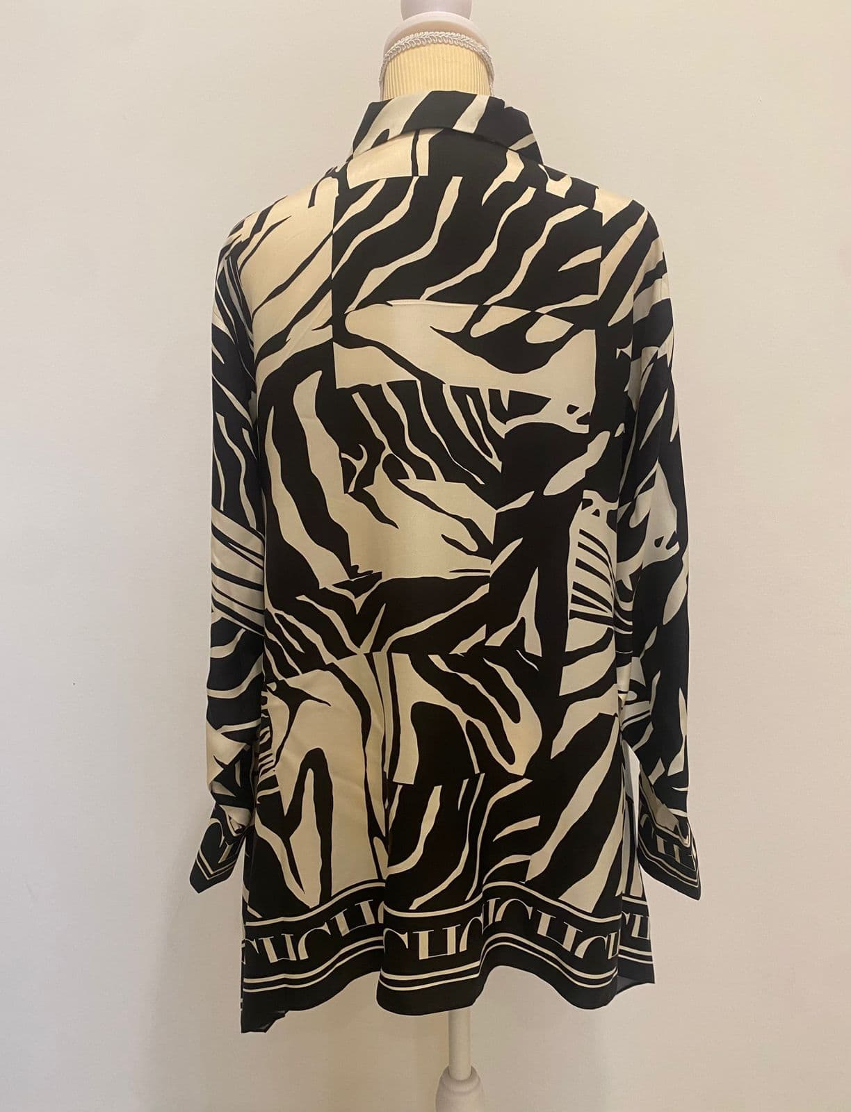 Carolina Herrera Black and White Silk Long Sleeves Blouse thumbnail 2