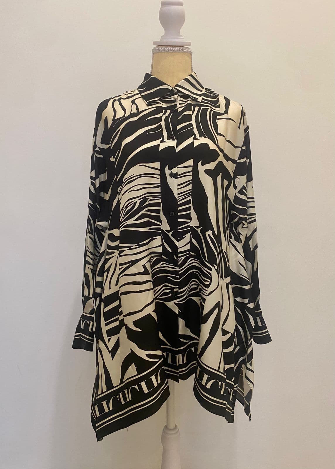 Carolina Herrera Black and White Silk Long Sleeves Blouse thumbnail 3