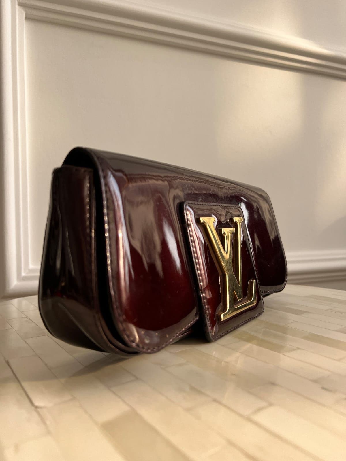 Louis vuitton Amarante Sobe Clutch in Vernis Leather thumbnail 3