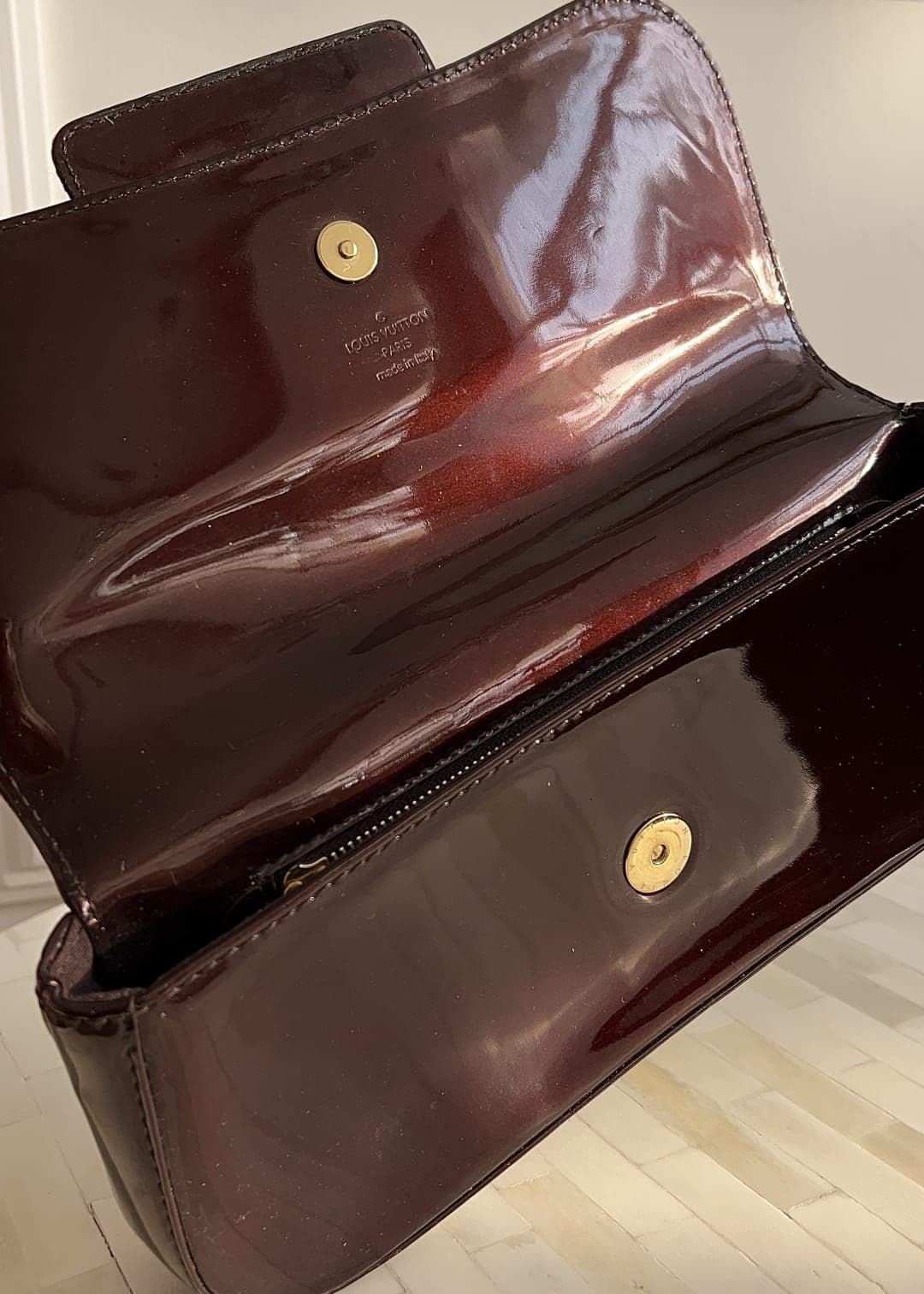 Louis vuitton Amarante Sobe Clutch in Vernis Leather thumbnail 4