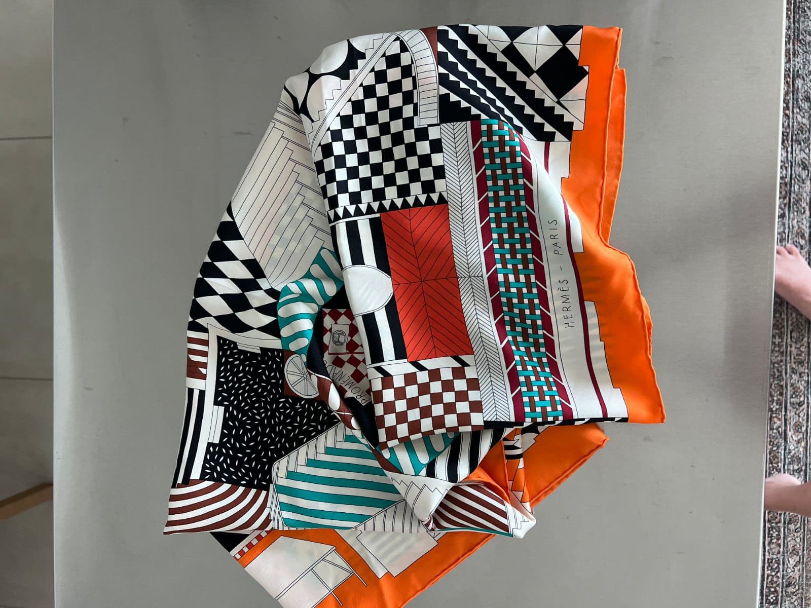HERMES Promenade Dans Le Faubourg Silk Scarf thumbnail 2
