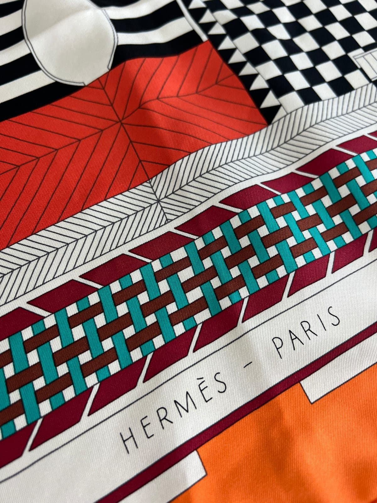 HERMES Promenade Dans Le Faubourg Silk Scarf thumbnail 4